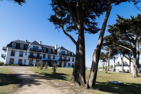 Dit appartement ligt in de residentie Valentin Plage en is een ideaal adres voor een geslaagde zomervakantie in de zogenaamde ''Côte Sauvage'' bij de baai van La Baule. Het kleine, afgesloten en groene domein (2 ha) bestaat uit een monumentaal hoofdg...