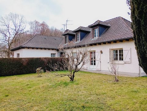 Gegarandeerd een succes! Ontdek dit prachtige pand in het hart van een gewild dorp, dat een idyllische woonomgeving en talloze ontwikkelingsmogelijkheden biedt. Het hoofdhuis: indeling: gelijkvloers, zolder die omgebouwd kan worden en geheel onderkel...