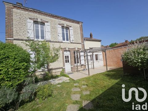 iad France - Marion LERICHE oferuje: Przyjdź i odwiedź tę uroczą kamienicę położoną w samym sercu spokojnej dzielnicy Troyes. Ten trzypiętrowy dom oferuje idealne środowisko do życia dla rodziny szukającej spokoju i komfortu. Zbudowana w 1930 roku re...