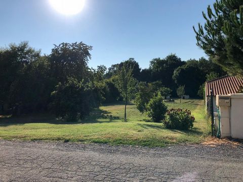 Terrain situé dans un cadre bucolique, proche des commodités.
