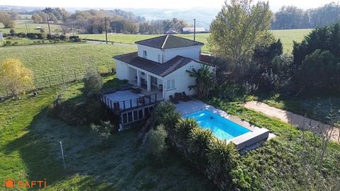 Maison avec piscine et grand garage.