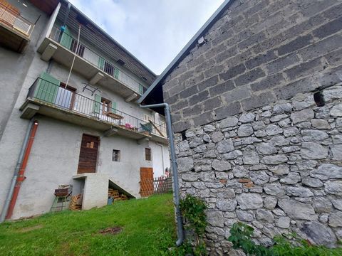 ARBIN (73800), Sonia JEANTAUD vous propose de découvrir cette maison de village 5 pièces 114 m² environ offrant des volumes atypiques (grenier, caves voûtées en terre battue, grange et abri voitures). Au rez-de-jardin, un carré de verdure est attenan...