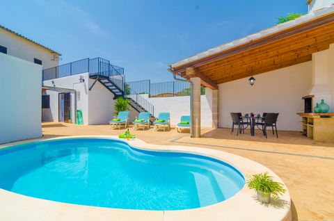 Beautiful village house in the outskirts of Algaida, with private pool and capacity for 6 people In this beautiful and comfortable house you will enjoy the peace of being in the outskirts of an interior village but with all comforts. Outside you can ...