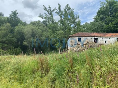 Land of 23.310m2 with ruin of 2 floors, with approximately 180 m2 for reconstruction, inserted in a paradisiacal area with regard to silence and contact with nature. It is located on the bank of a stream, which allows the installation of a mini-water...