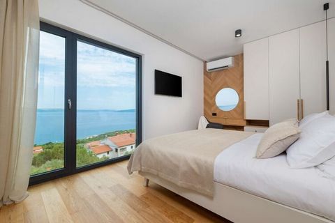 Deze villa in Istrië is ideaal voor een grote familie of een groep die samen reist. Het is voorzien van een eigen buitenzwembad en een ruim terras. De zee en het strand liggen op 500 m afstand, dus vergeet niet je zwemkleding in te pakken! Ook het ce...