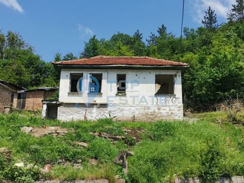 Top Estate Real Estate bietet Ihnen ein altes Haus für eine größere Renovierung mit einem wunderschönen Panorama in der Stadt Varna. Drjanowo. Das Haus ist aus Ziegeln und befindet sich an der Hauptstraße Gabrovo - Veliko Tarnovo mit einer großen Flä...