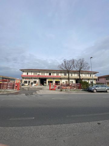 REAL ESTATE INVESTMENT - Income-producing commercial warehouse. In a high traffic position, commercial property of approximately 1400 m2 facing the road, with a large privately owned yard (approximately 2,300 m2). Showroom area with windows and indep...