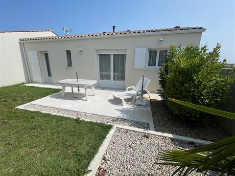 Charente-Maritime, South Royan in Meschers, near cliff and estuary, a house recently built in 2017 with open fitted kitchen living room, three bedrooms, garden, shops, beaches and port nearby. This pleasant house still under ten-year warranty is loca...