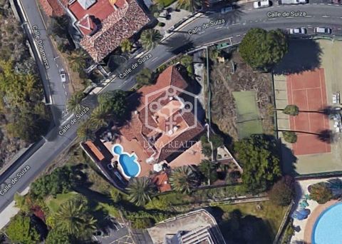 Une fabuleuse villa à vendre à Puerto de la Cruz, à quelques pas de l’emblématique Parque Taoro. Elle est située dans une zone de bonne infrastructure, à proximité de l’autoroute du nord, des zones commerciales et à 1,5 km de la plage de San Telmo. L...