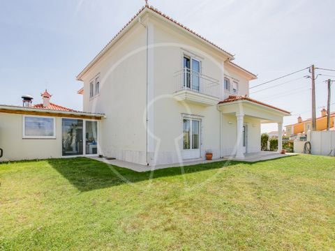 This house is inserted on a plot of about 450sqm, in Silveiras, it is only 5 minutes from the beaches of Santa Cruz, about 10 minutes from Torres Vedras and 45 minutes from Lisbon. Two-storey house, of recent construction, also has a large annex land...