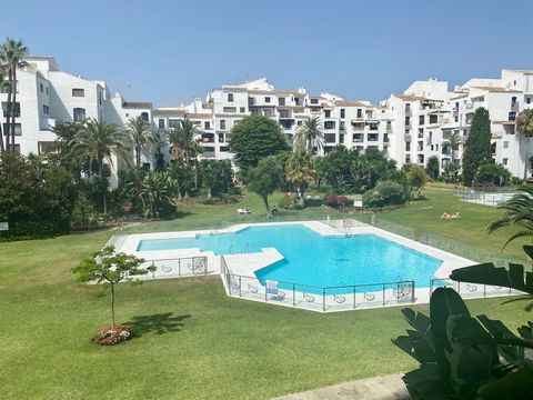 Located in Puerto Banús. Nice apartment for holidays rent, in the centre of Puerto Banus. 2 bedrooms and 2 bathrooms. Complex with 24h security,3 swimmingpools, tennis court, private parking