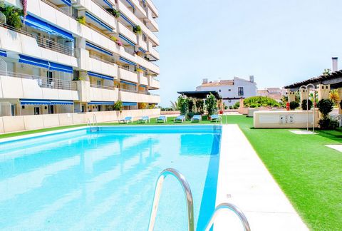 Located in Puerto Banús. - PUERTO BANUS -- 2 bedroom apartment on the middle floor, located in a gated complex 100 mtrs. from the beach This excellent location is ideal for not taking the car. You can walk not only to the beach but also to restaurant...