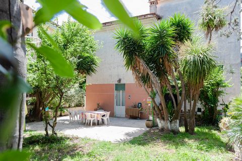 Monterotondo - Center - Via Volturno - we are pleased to present you a unique historic villa from the 1950s, surrounded by a splendid planted park of 950 m2. The villa is located in the center of the town and in the immediate vicinity of all types of...