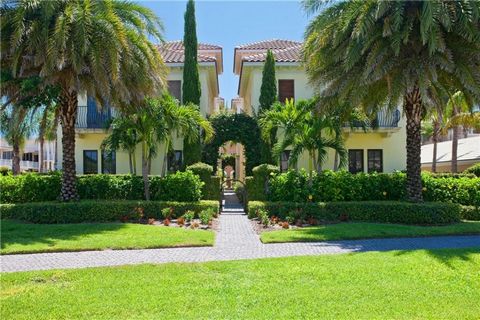 L’emplacement, l’emplacement, l’emplacement ! Maison clé en main de 3 étages de style italien 3BD / 3.5BA située sur Ocean Drive avec accès à la plage privée. Finitions sophistiquées avec des sols en marbre dans une petite enclave fermée avec 2 pisci...