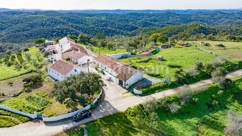 Découvrez le charme et la tranquillité d'une maison typique de l'Alentejo Situé dans une belle zone rurale à environ 12 km au nord de Malhão, connue pour ses pistes cyclables en Algarve. Avec une vue magnifique et à proximité du centre bouddhiste STU...