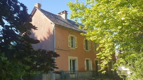 This large house is located less than six kilometres from the centre of Villefranche. It is an old house with a history: boarding house, café, restaurant, bakery and grocery shop. In 1970, the house was transformed into a dwelling. The house is situa...
