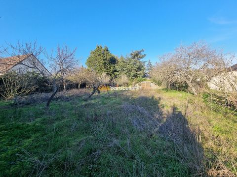 Building plot 1100m2 in Esvres sur Indre. Ideally located, discover this beautiful flat building plot with a surface area of about 1100m2 to be serviced with networks in front. This land is located outside the ABF zone 2 minutes from the village by c...