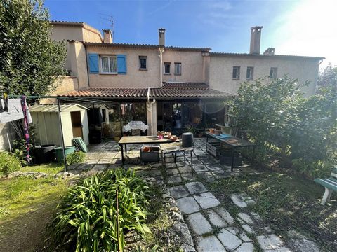 In a quiet subdivision while being close to the town center, a hospital center and a shopping center, this villa of 85 m2 + garage/boiler room of 17 m2 + veranda of 25 m2 + cellar, has a garden on the front and on the back. Independent kitchen, livin...