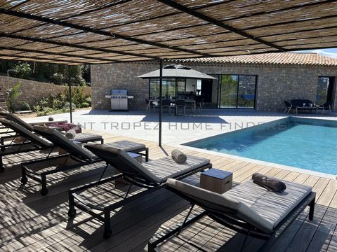 This property is situated in a sough after domain at the entrance of Saint Tropez.It benefits from a wonderful sea view. The villa is newbuilt and offers large bright rooms opening onto the outside space. Villa: – Large living / dining room / kitchen...