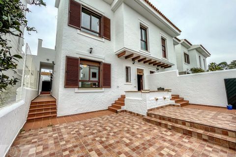 Villablanca - Casa pareada en venta en España Villablanca - Casa pareada en venta en España / Prov. Huelva. Casa pareada de 2 plantas con una superficie construida de aprox. 123 m2 con porche delantero y gran patio. Amueblada. 4 dormitorios con armar...