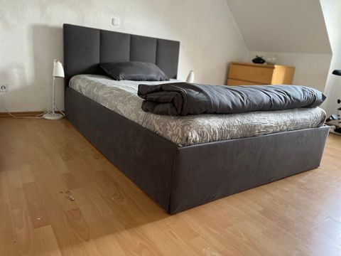 Welcome to our lovingly furnished attic apartment in Mörfelden-Walldorf! Our spacious apartment offers all the comfort you need to make your stay unforgettable. It comes equipped with a variety of amenities, including a well-equipped kitchen where yo...