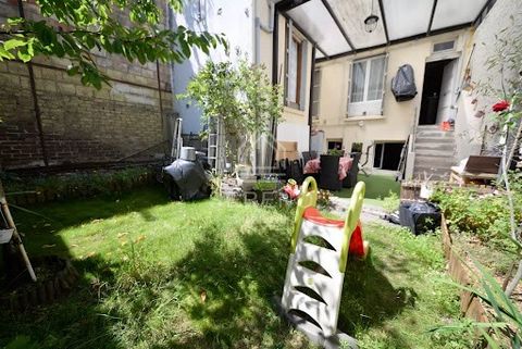 Vincennes (94300). LIKE A HOUSE!! SERENO offers you exclusively, 3 minutes from the RER A VINCENNES and 5 minutes from the metro line 1 BERAULT, near schools and shops. A crossing apartment of 4 rooms, at the bottom of the courtyard, on the ground fl...