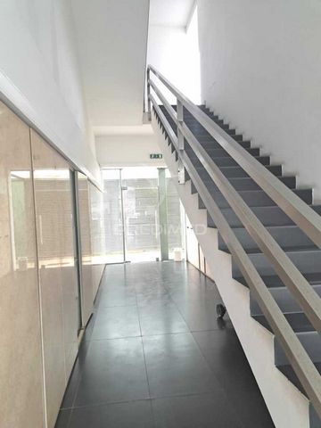 Arrecadação no 4º andar do edifício localizado no Gaveto do Largo Conde da Praia. Com acesso pela porta n.º 42. Espaço bem acabado, com 28,82 m2.