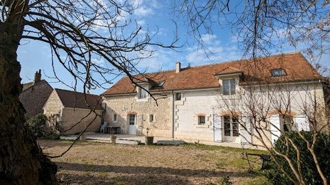 Rare opportunity for sale in La Celle Saint Avant, close to Descartes, 40km from TOURS and 25km from Châtellerault. Set consisting of a main house of 220M2 and a gite of 75M2 + attic to be restored. The main house offers 6 bedrooms including 3 privat...