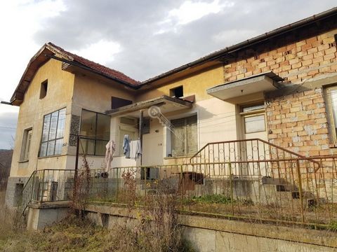 Imoti Tarnovgrad bietet Ihnen ein einstöckiges Backsteinhaus im Dorf Belitsa. Das Anwesen besteht aus einem Flur, vier Schlafzimmern, einer Küche, einem internen Badezimmer mit WC, einer verglasten Terrasse und einem großen Keller. Der Hof hat eine F...