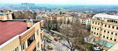 Duplex onroerend goed met uitzicht op de stad in Bursa Osmangazi Het duplex ... is gelegen in de wijk Çekirge. Çekirge is een van de meest diepgewortelde nederzettingen van Bursa en is een elite buurt beroemd om zijn weelderige groene natuur. Het is ...
