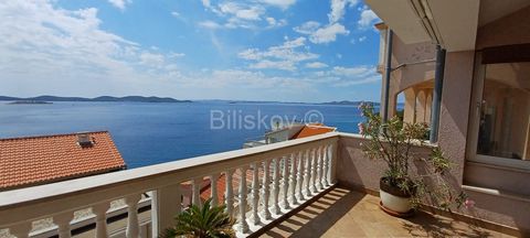 Pakoštane, Drage, detached house approx. 450 m2 with an open sea view, on 3 floors, on a plot of 340 m2, second row by the sea. On the ground floor there is an apartment with a terrace and a garage. On the 1st floor there is a four-room apartment, a ...