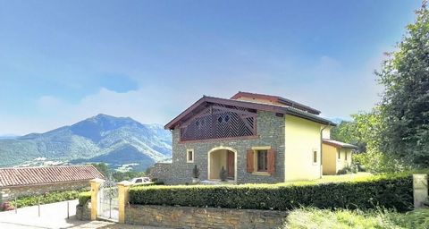 Close to Aspet and 1h00 south of Toulouse, this house (2003) with quality services in a Pyrenean village, offers a living/dining room, a kitchen, four bedrooms, two bathrooms, two shower rooms, an office space, a gym on a plot of more than 4,000 m² w...