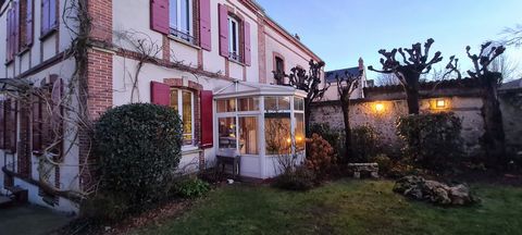 The POURMONBIEN agency by Alexandre COLLO presents you, a few minutes' walk from the Chartres train station, a superb bourgeois house ideal for settling your family or receiving your friends of 130m2 hab. (140m2 floor). It offers an entrance hall, li...