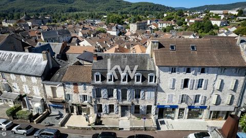 Souillac centre, on a shopping axis Come and discover this stone house full of charm (floor, wooden staircase) located in the heart of Souillac. Built on two floors, it consists of a vacant professional premises on the ground floor and a rented T3 ap...
