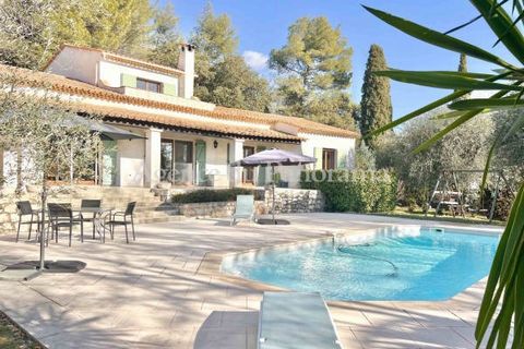 Located in a very quiet and residential environment of the highest order and absolute calm, superb Provençal villa mainly on one level and structured around an entrance, a double reception room with fireplace, a kitchen equipped, with five bedrooms, ...