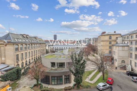 Pantheon/Val de Grace - RARE - Unobstructed views of gardens - In a recent luxury building, on the 4th floor by elevator, beautiful apartment with a surface area of 109.24 m2 Carrez law with a balcony (14m2 outside), composed of an entrance, a large ...