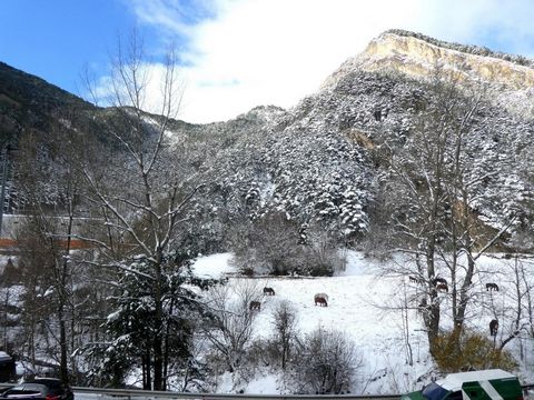 Ubicado en una de las zonas más codiciadas de La Massana, este piso en Terres de Miró ofrece una combinación perfecta de tranquilidad y proximidad a todos los servicios. Su localización privilegiada permite disfrutar de impresionantes vistas y de un ...