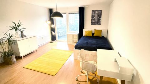 Dieses charmante Apartment in der 2. Etage ist bequem mit dem Aufzug erreichbar und verspricht ein Zuhause voller Licht und Gemütlichkeit – perfekt für Singles oder Berufspendler, die einen Rückzugsort suchen. Ausstattung: - Ein liebevoll eingerichte...