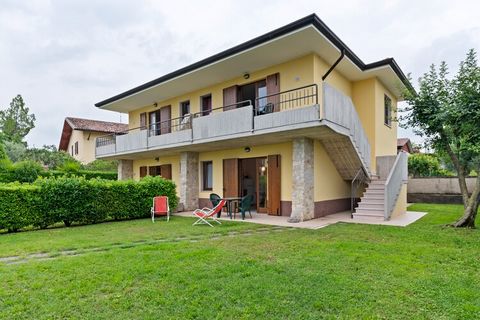 À Lazise, près du lac de Garda et à quelques minutes de route de Venise, il s'agit d'une maison de vacances de 2 chambres à coucher. Il est entouré d'un jardin vert luxuriant, où vous pourrez profiter de l'atmosphère italienne. La maison de vacances ...