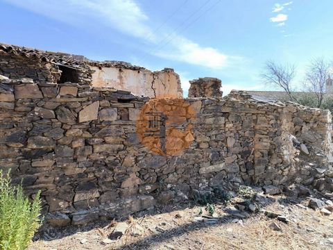 Moradia em pedra, com projeto - em Faz Fato - Tavira - Algarve. Ruína de 60m² em pedra de xisto inserida em terreno de 200m². Terreno de 200m² com projeto de arquitetura em fase final de aprovação. Situado em plena Serra de Conceição de Tavira. O imó...