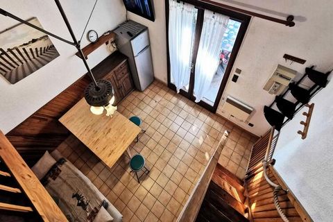 Cette charmante villa mezzanine de deux pièces est parfaite pour accueillir jusqu'à 6 personnes, comprenant une chambre douillette avec un lit double et une mezzanine avec un lit double et des lits superposés pour les enfants. La villa est équipée d'...