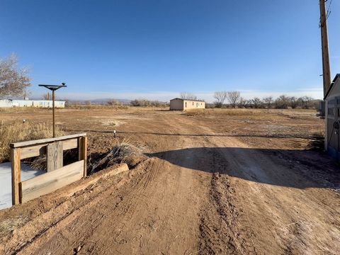 4,2 Hektar bewässerte Fläche in Lapoint, Utah mit hervorragenden Wasserrechten! Diese Unterkunft in Lapoint verfügt über ein modulares Haus mit 2 Schlafzimmern und 2 Badezimmern. Das Haus hat einen neuen Fußboden und eine Außenverkleidung. Die Unterk...