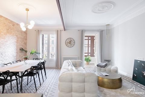 PRACHTIG APPARTEMENT MET DRIE SLAAPKAMERS, VOLLEDIG GERENOVEERD, IN EEN MODERNISTISCH GEBOUW IN DE BUURT VAN PASSEIG DE GRÀCIA Deze uitzonderlijke woning is gelegen in het hart van de meest gewilde wijk van Barcelona, l'Eixample, genesteld tussen de ...