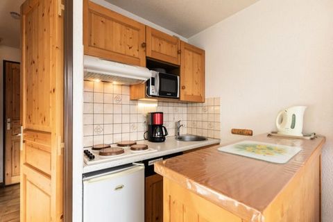 La propriété, avec son design charmant, propose un hébergement pouvant accueillir jusqu'à 4 à 5 personnes. Le studio comprend un coin nuit avec un lit simple surélevé, ainsi qu'un coin montagne avec un lit double. Dans le salon, il y a deux banquette...