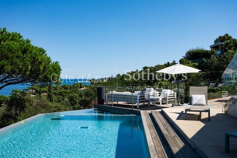 Large contemporary villa of 600 m2 of living space, located in a residential estate of Gassin, at the gates of Saint-Tropez on its landscaped garden of 2500 m2 offering formidable panoramic views, sea, sky and earth. The property has 7 en-suite bedro...