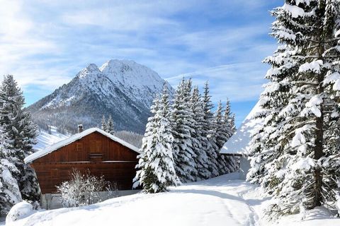 Questo monolocale ט la base perfetta per la tua vacanza sulla neve, offrendo 30 m² di spazio progettati per ospitare fino a 4 persone. La zona giorno comprende un divano letto per 2 persone e 2 letti a castello in un angolo di montagna separato. L'ap...