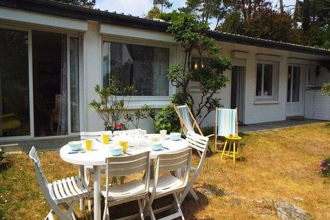 Idéalement située à 100m de la Grande Plage de Carnac, et d'un supermarché, jolie maison de vacances (env. 54m²) de plain-pied, 3 pièces pour 6 personnes, avec jardin clos : - Entrée directe dans la cuisine équipée (plaque induction 3 feux, réfrigéra...