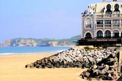 Op de hoogten van Hendaye, dichtbij het stadscentrum en de winkels, op 5 minuten van het strand, in een residentie bestaande uit verschillende kleine gebouwen, op de 1e verdieping zonder lift, mooi modern appartement met balkon met vrij uitzicht. Dez...