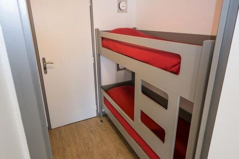 Questa accogliente casa vacanze offre un soggiorno confortevole per un massimo di 4 persone. La struttura dispone di un'ampia zona giorno con divano letto e angolo cottura ben attrezzato. Due accoglienti zone notte comprendono una cabina con 2 letti ...