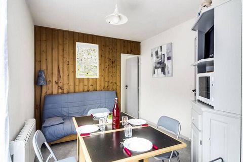 Apartament dla 6 osób o powierzchni 30 m², 1 sypialnia i 1 część sypialna, na parterze rezydencji. Salon od strony północnej, ładny taras z widokiem na góry. Pokój dzienny z rozkładaną sofą, TV, aneks kuchenny z wyjściem na balkon, wyposażony w: lodó...